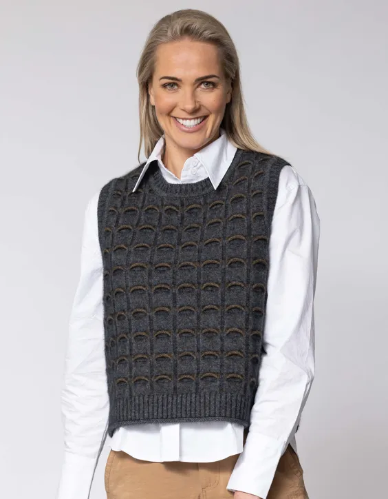 EYELASH VEST